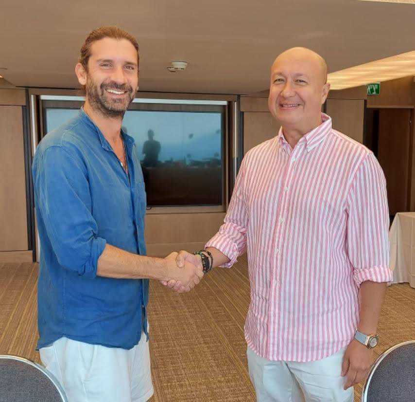 OurCrowd General Partner & Managing Director of Australia and Asia Dan Bennett and Einhorn Resources Inc CEO Jean Henri Lhuillier sign the partnership in Tel Aviv, Israel
