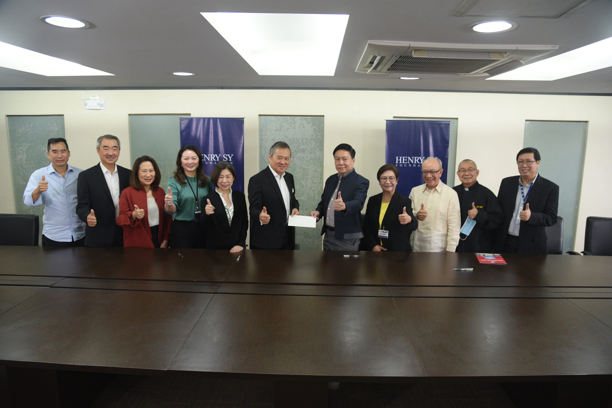 Leaders of Henry Sy Foundation Inc. (HSFI), led by the Sy family (L-R: Harley Sy, Hans Sy, Elizabeth Sy, Debbie Sy, Tessie Sy, Henry Sy Jr, Engr. Ramon Gil Macapagal (extreme right)) , formalize its partnership with the University of Sto. Tomas (L-R: UST Rector Fr. Richard Gaw Ang, OP, Dr. Ma. Lourdes Domingo, Fr. Angel Aparicio, OP, Fr. Maximo Gatela, OP)