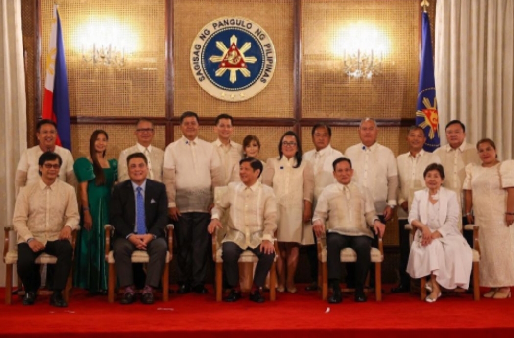 President Ferdinand Marcos, Jr. recognizes the 10 winners of the Galing Pook Foundation 2022 at the Ceremonial Hall of Malacanang Palace. He commended the Galing Pook Foundation for recognizing and incentivizing top performing LGUs. With them in the photo are: Galing Pook Foundation chairman Mel Sarmiento, Local Government secretary Benjamin Abalos, Senate President Juan Miguel Zubiri.